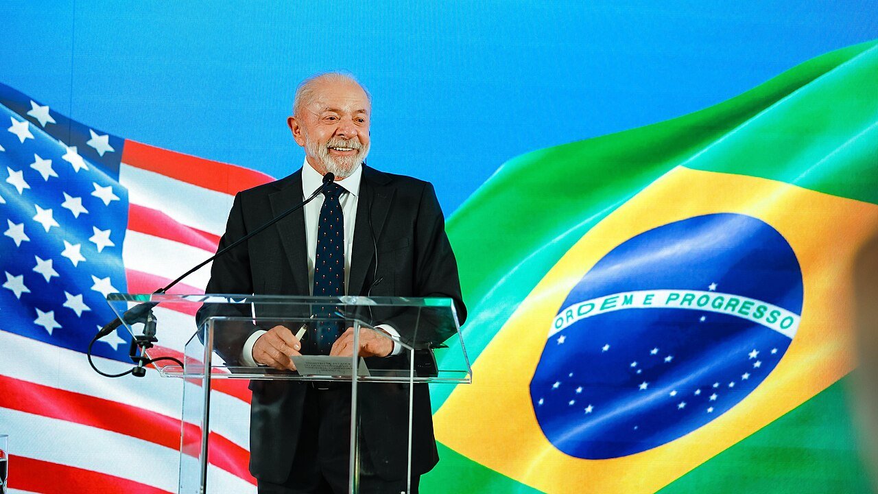 Presidente Luiz Inácio Lula da Silva discursa em púlpito diante das bandeiras dos Estados Unidos e do Brasil