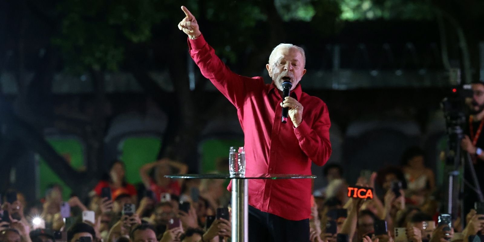Lula discursa de microfone em ato político na Ceilândia, Brasília