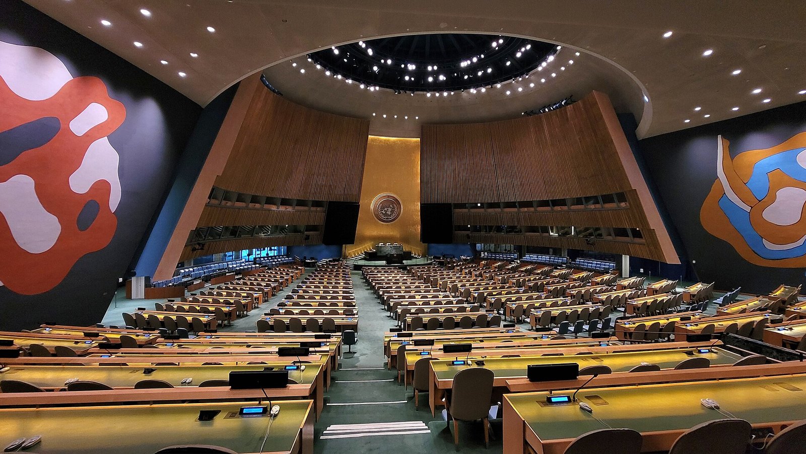 Plenário da Assembleia Geral da ONU, em Nova York, com o emblema das Nações Unidas ao fundo