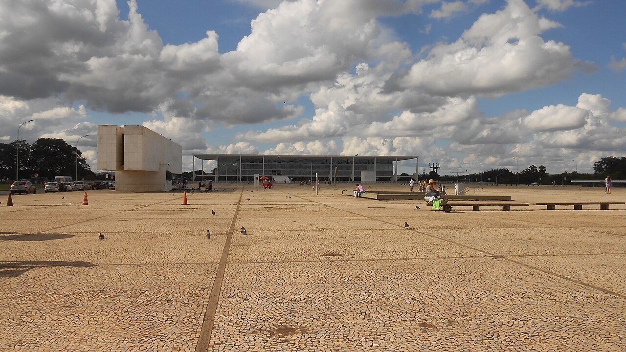 Praça dos Três Poderes, em Brasília, com o Palácio do Planalto ao fundo em dia de céu com nuvens