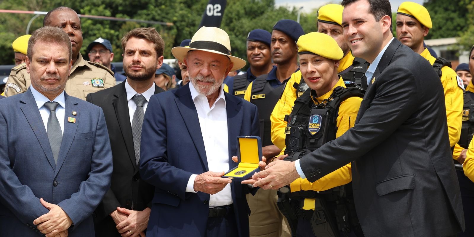 Presidente Lula ao lado de agentes de segurança em evento no Rio de Janeiro
