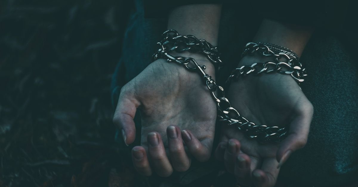 Mãos com correntes de metal, imagem que ilustra prisão em flagrante