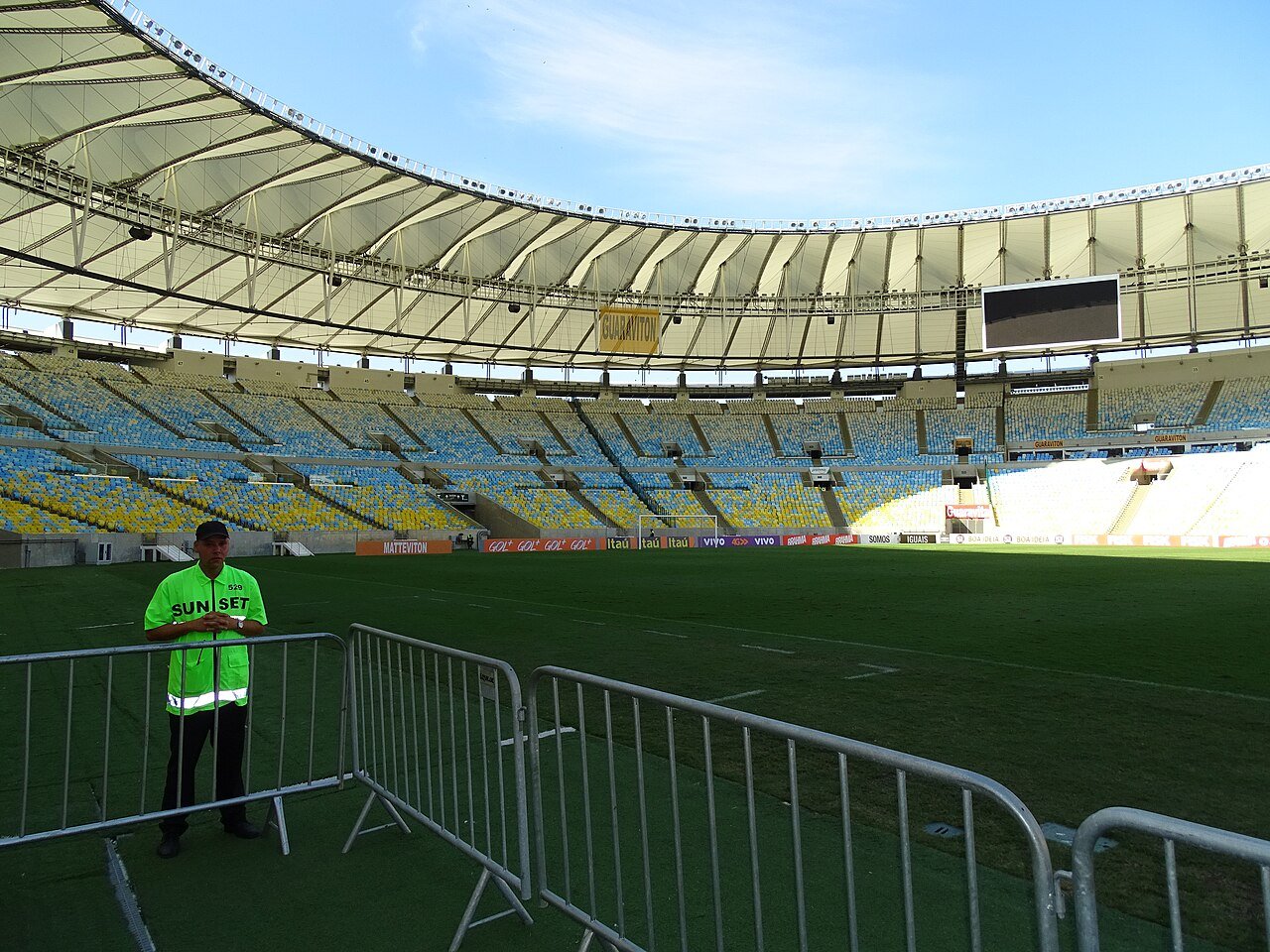 Vista interna do Estádio do Maracanã, no Rio de Janeiro, com o gramado e as arquibancadas