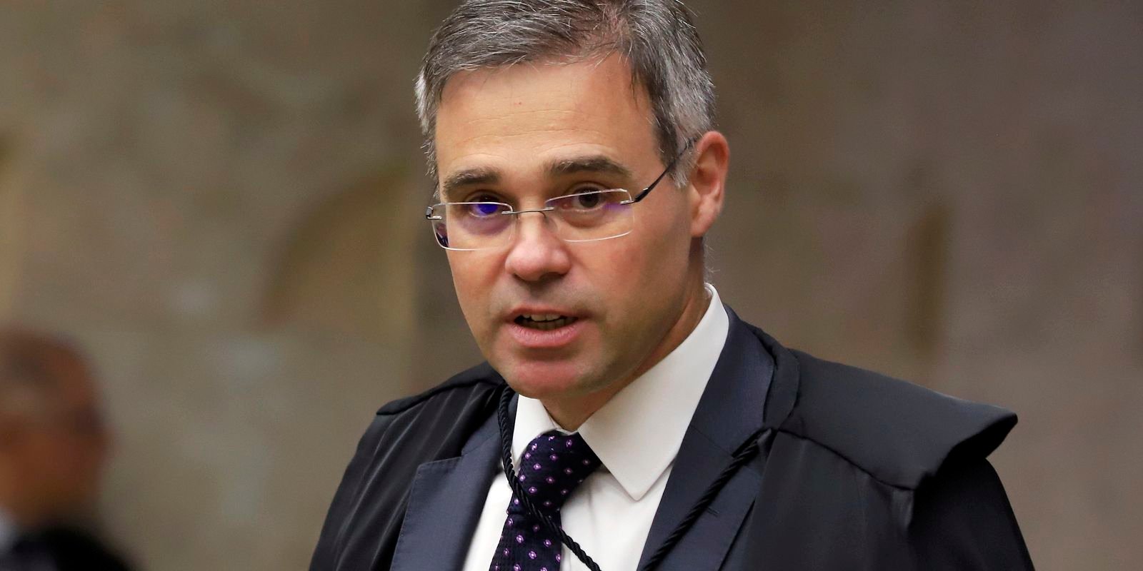 O ministro André Mendonça durante sessão, de toga