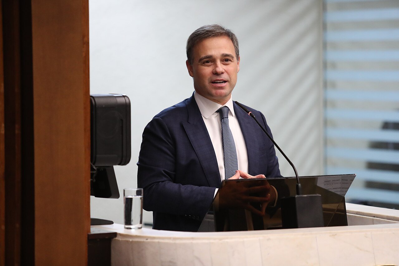 O ministro André Mendonça fala em tribuna, em foto de arquivo de 2024 em Curitiba