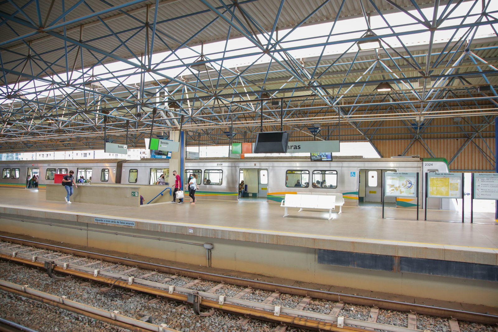 Plataforma da estação Águas Claras do Metrô-DF com trem parado e passageiros