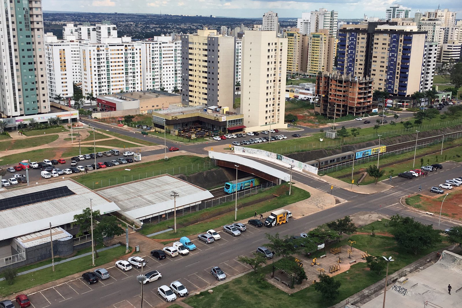 Trem do Metrô-DF perto da Estação Concessionárias, em Águas Claras, visto do alto
