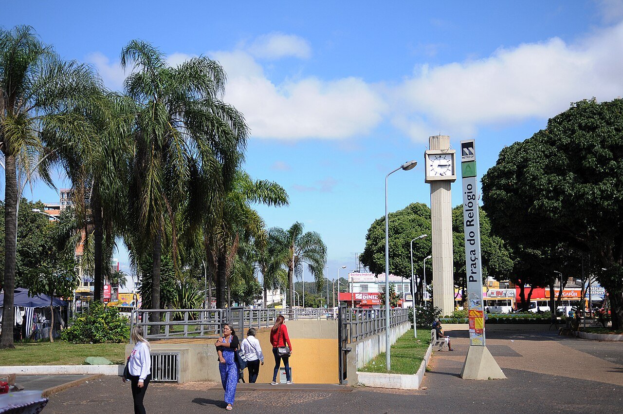 Entrada da estação Praça do Relógio do Metrô-DF, em Taguatinga, vizinha da Estação Onoyama (foto de 2015)