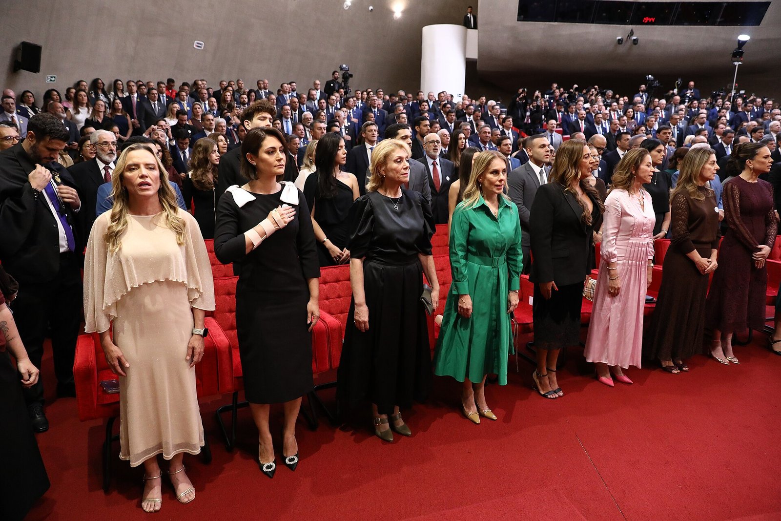Michelle Bolsonaro em pé durante sessão solene no Tribunal Superior Eleitoral, em Brasília