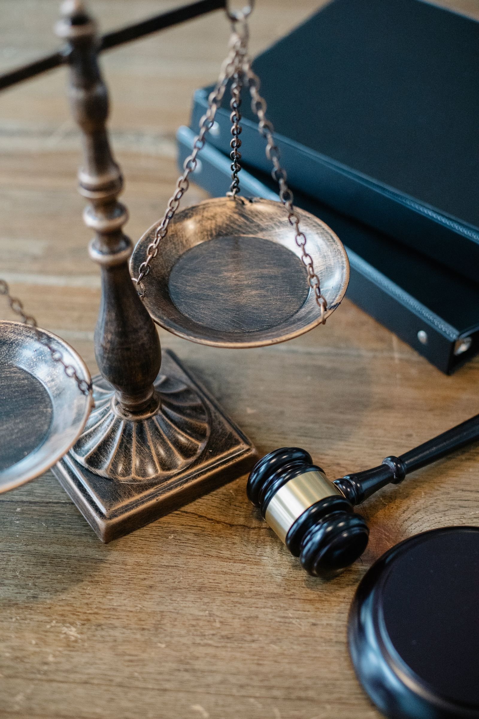 Balança da Justiça e martelo de juiz em cima de mesa de madeira, close-up