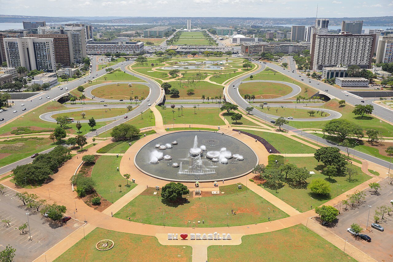 Vista da Esplanada dos Ministérios a partir da Torre de TV, com a fonte luminosa em primeiro plano