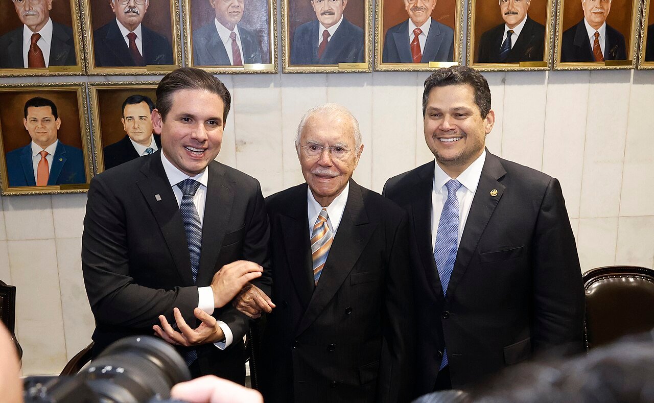 Hugo Motta, José Sarney e Davi Alcolumbre posam em lançamento de livro, em foto de arquivo de maio de 2026