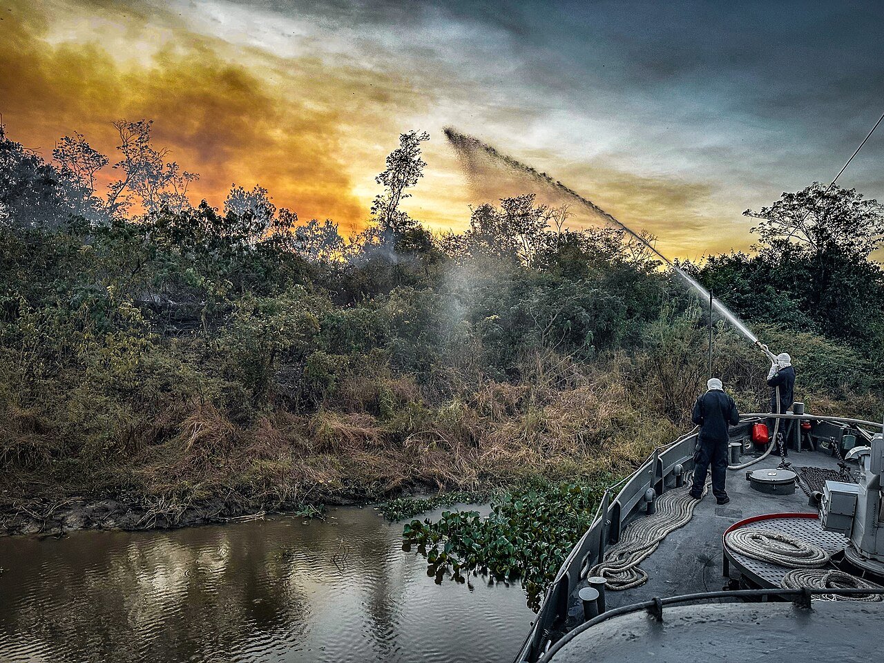 Militares da Marinha combatem fogo em vegetação às margens de um rio no Pantanal, em foto de arquivo da Operação Pantanal II