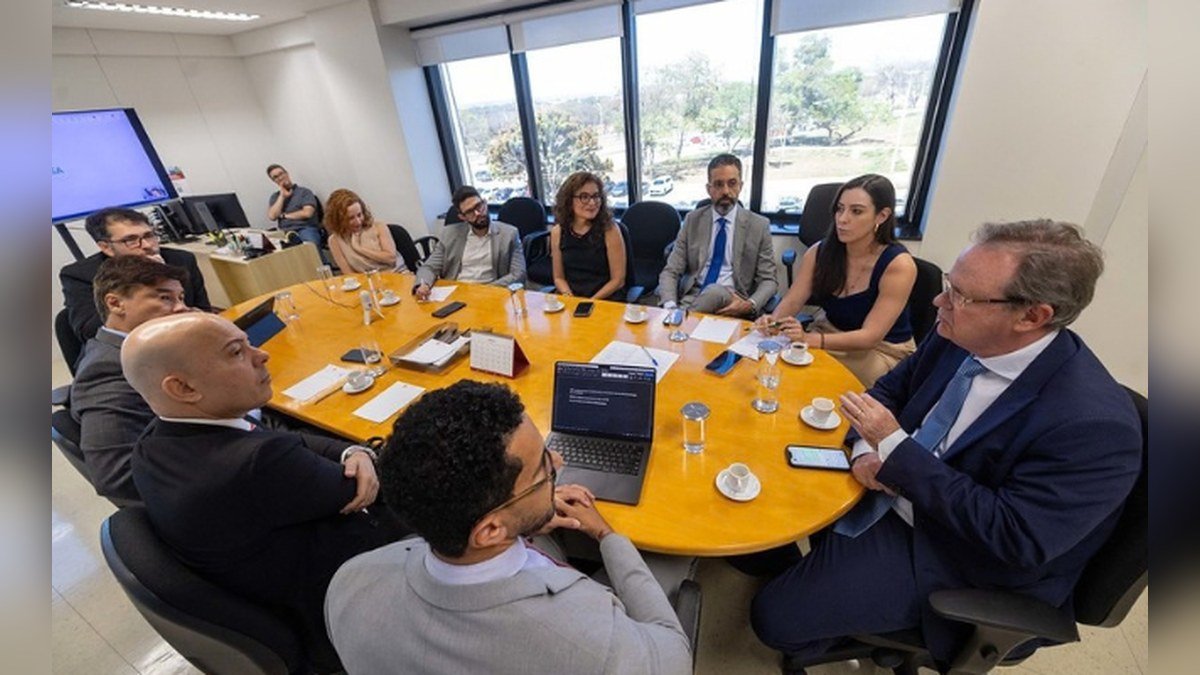 Reunião com procuradores e promotores em torno de mesa oval na sede do MPDFT