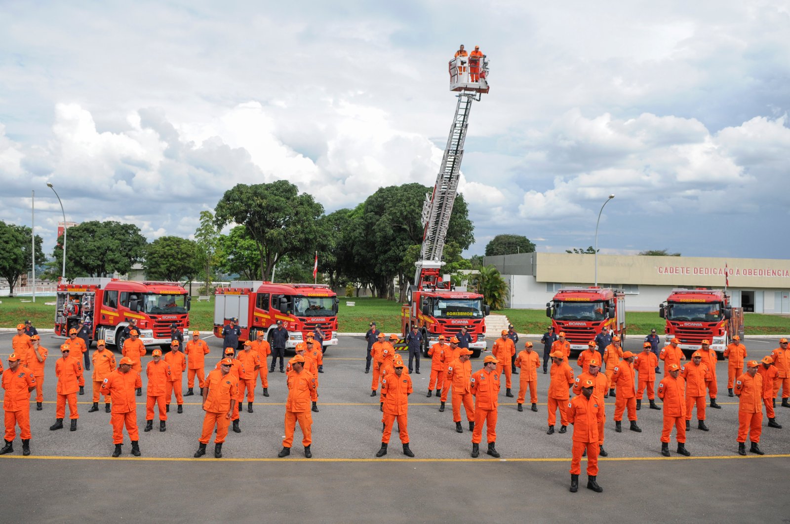 Militares do Corpo de Bombeiros do DF em formatura diante de viaturas na Academia de Bombeiro Militar