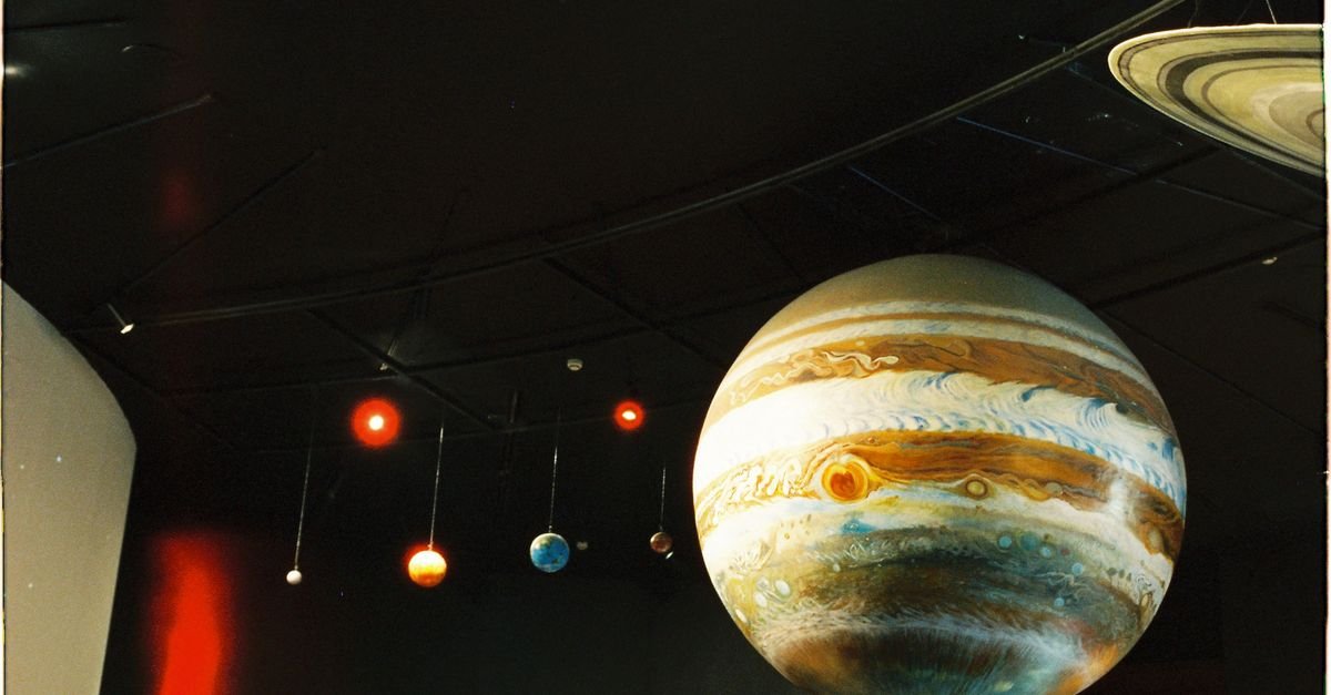 Modelos de planetas suspensos em exposição de museu de ciência