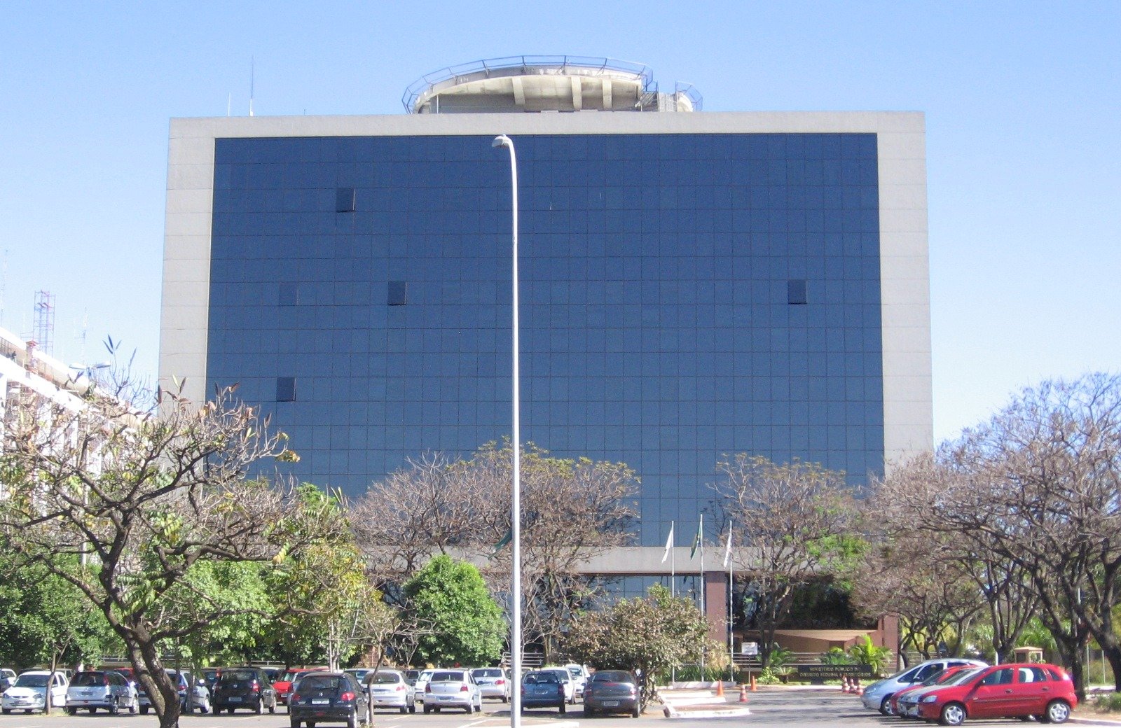 Fachada de vidro escuro da sede do Ministério Público do Distrito Federal e Territórios, em Brasília, em foto de arquivo