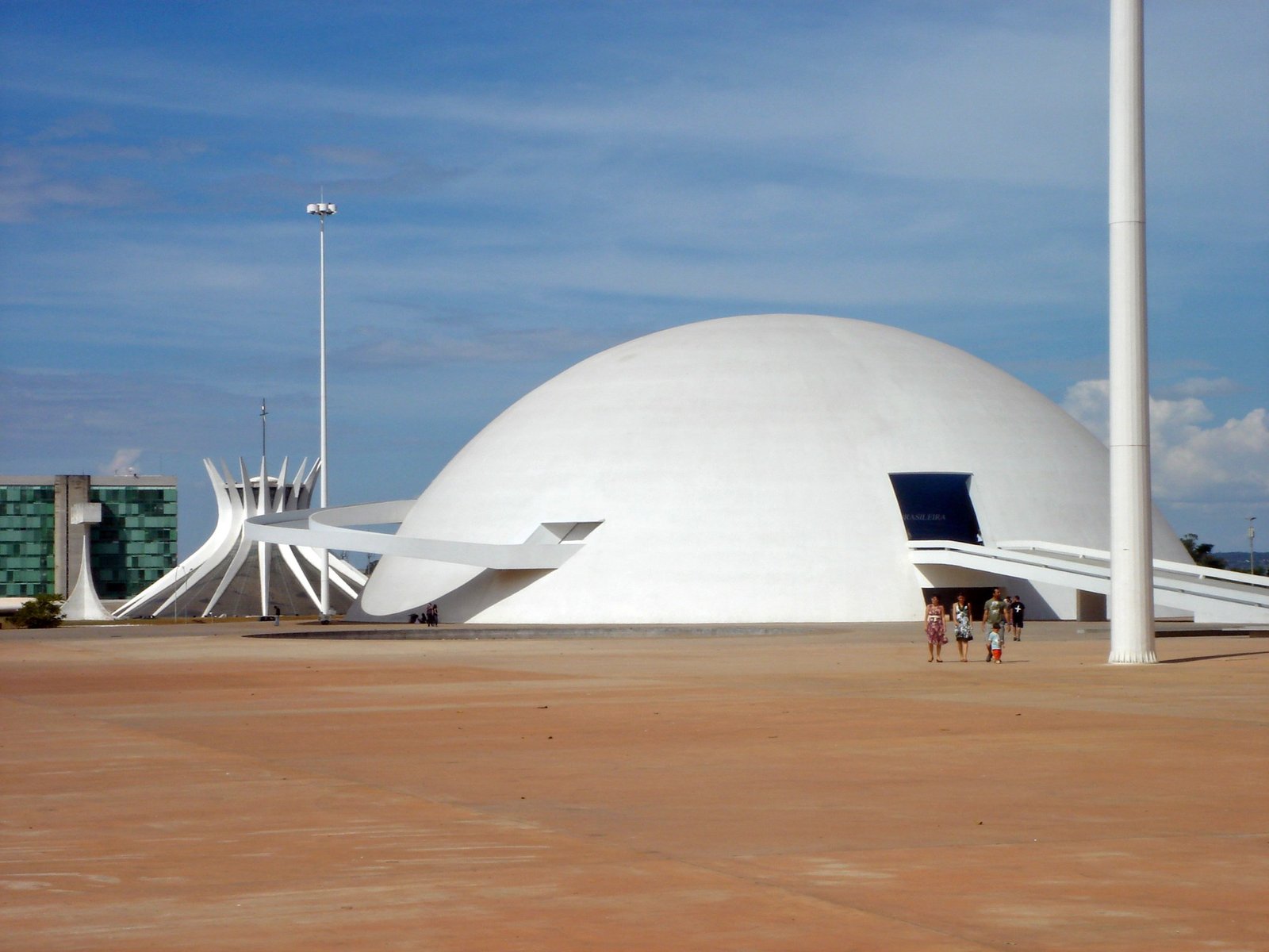 Cúpula branca do Museu Nacional da República, em Brasília, com a Catedral ao fundo, em foto de arquivo de 2007