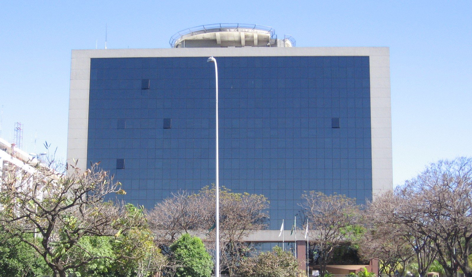 Fachada de vidro da sede do Ministério Público do Distrito Federal e Territórios, em Brasília
