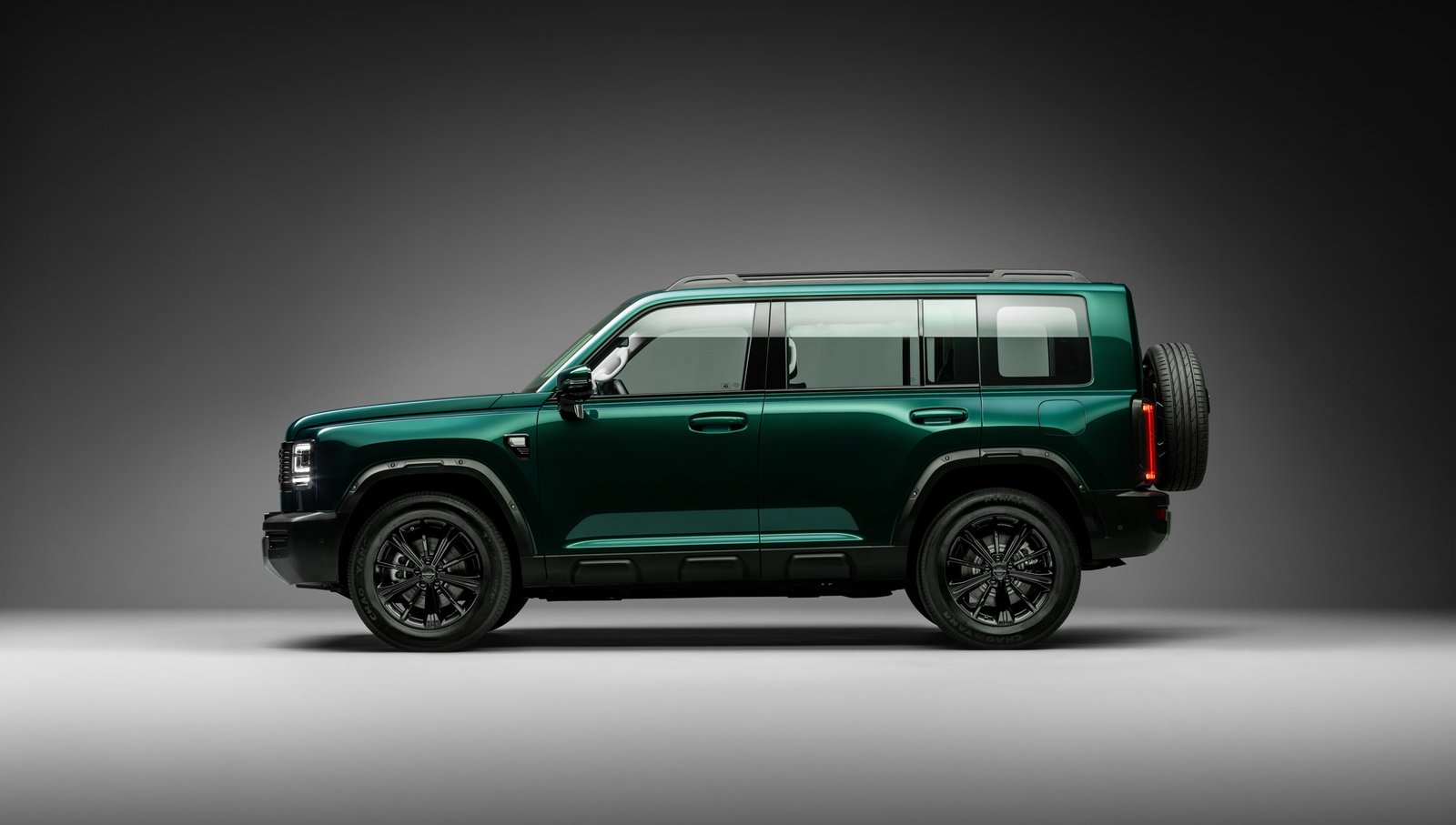 SUV Haval H7 verde metálico visto de perfil em estúdio