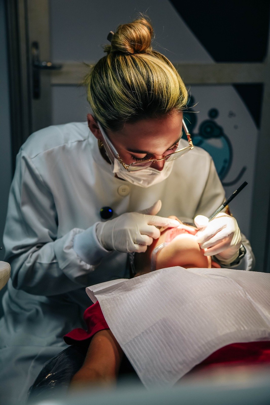 Dentista de óculos e jaleco na unidade do Odonto em Ação