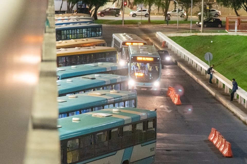 Ônibus do Entorno do DF em terminal
