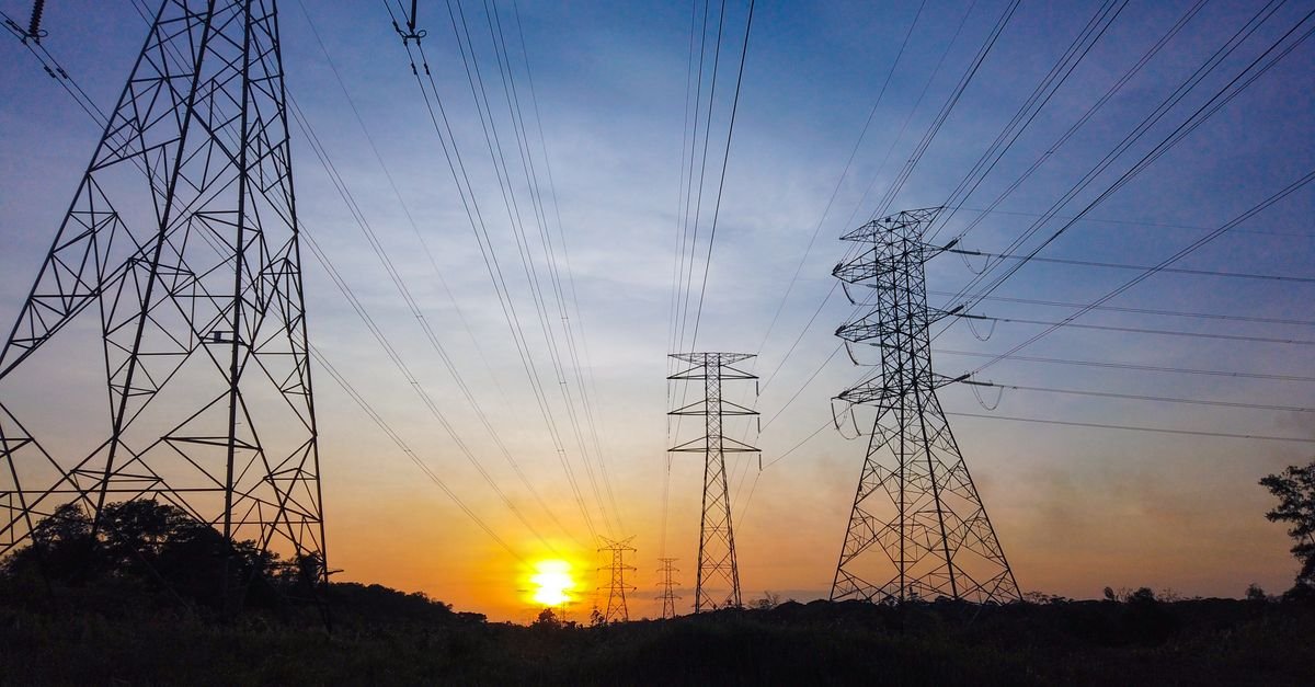 Torres de transmissão de energia elétrica ao pôr do sol
