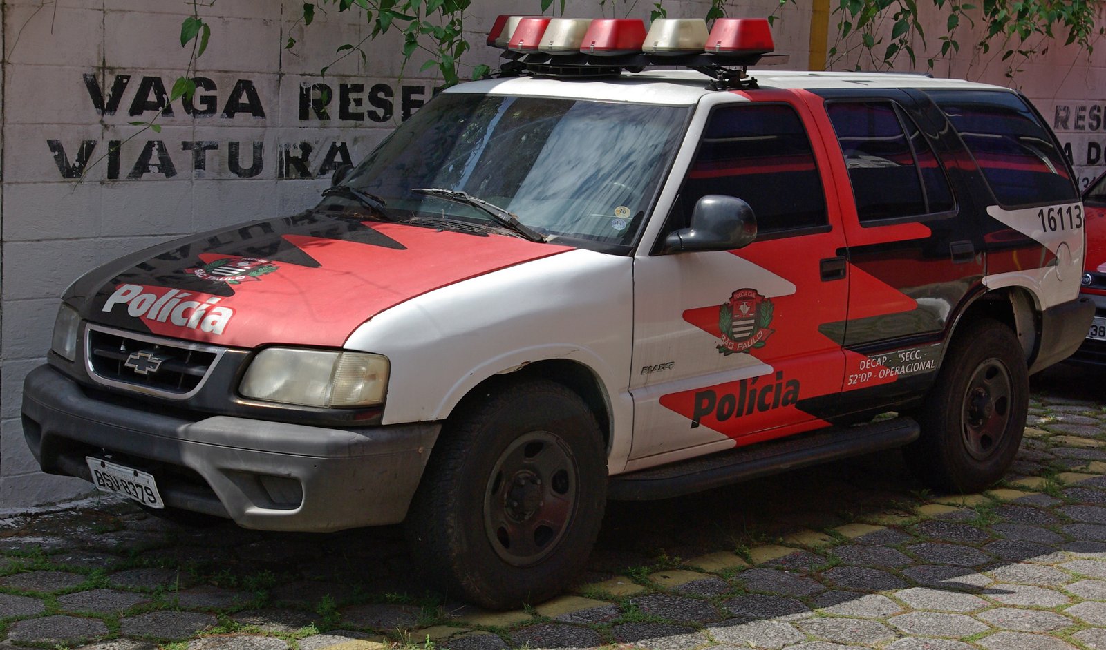 Viatura da Polícia Civil de São Paulo estacionada em pátio