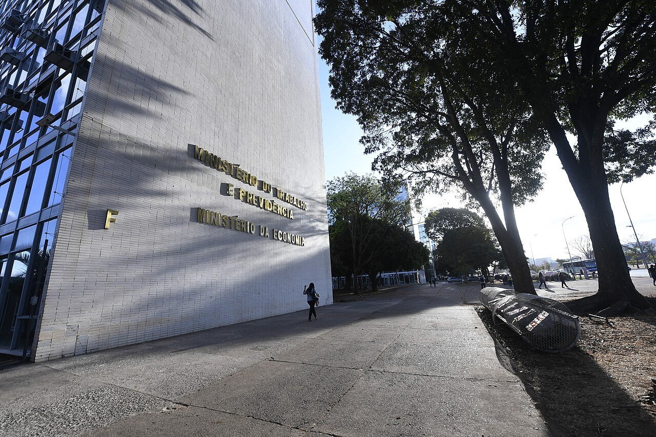 Fachada do Bloco F da Esplanada dos Ministérios, sede do Ministério do Trabalho e Emprego