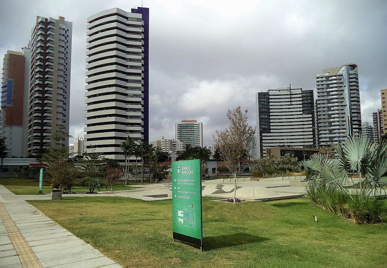 Placa do Espaço Abolição, que indica o Palácio da Abolição, sede do governo do Ceará, em Fortaleza