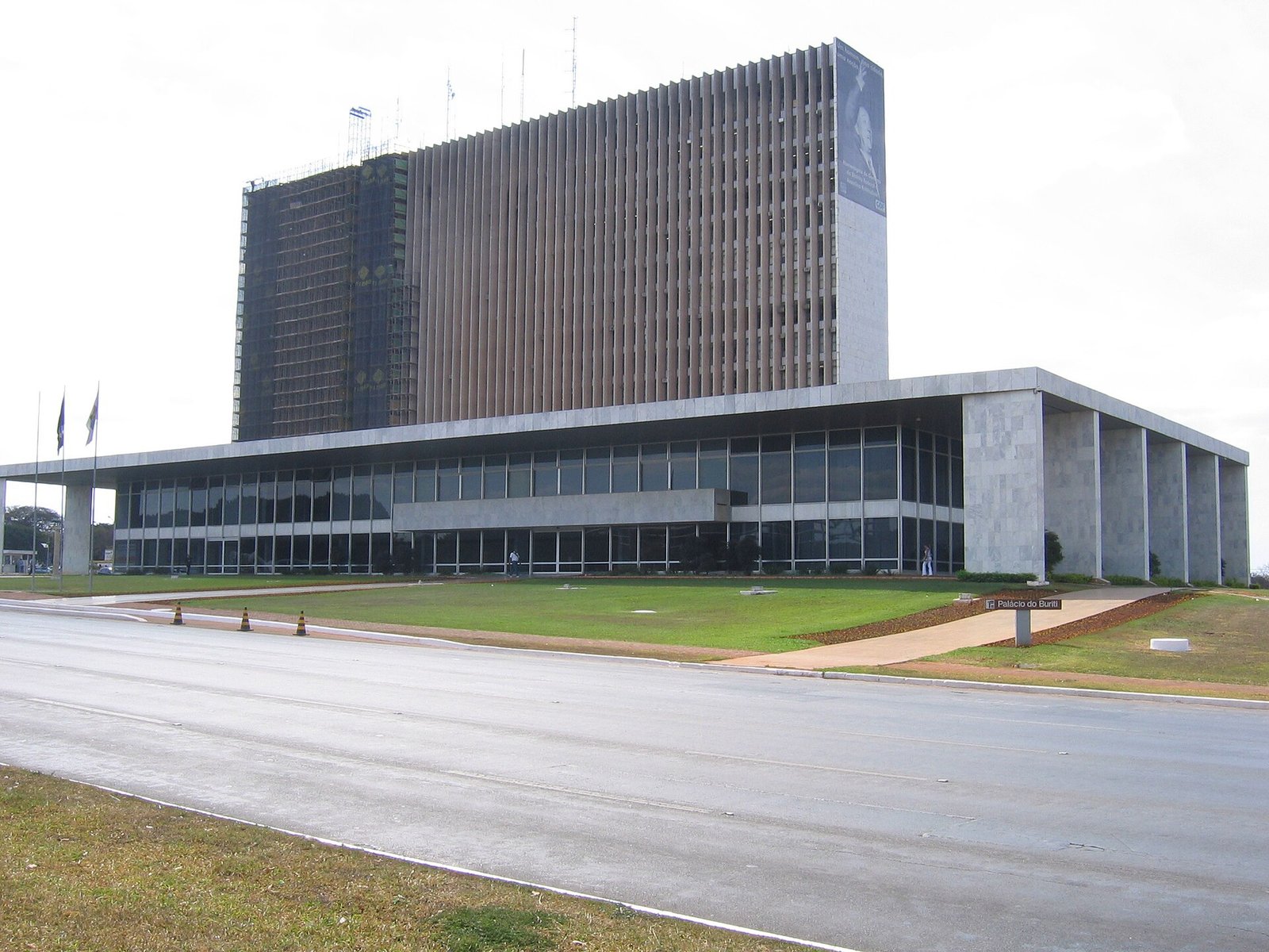 Fachada do Palácio do Buriti, sede do governo do Distrito Federal, com bandeiras hasteadas