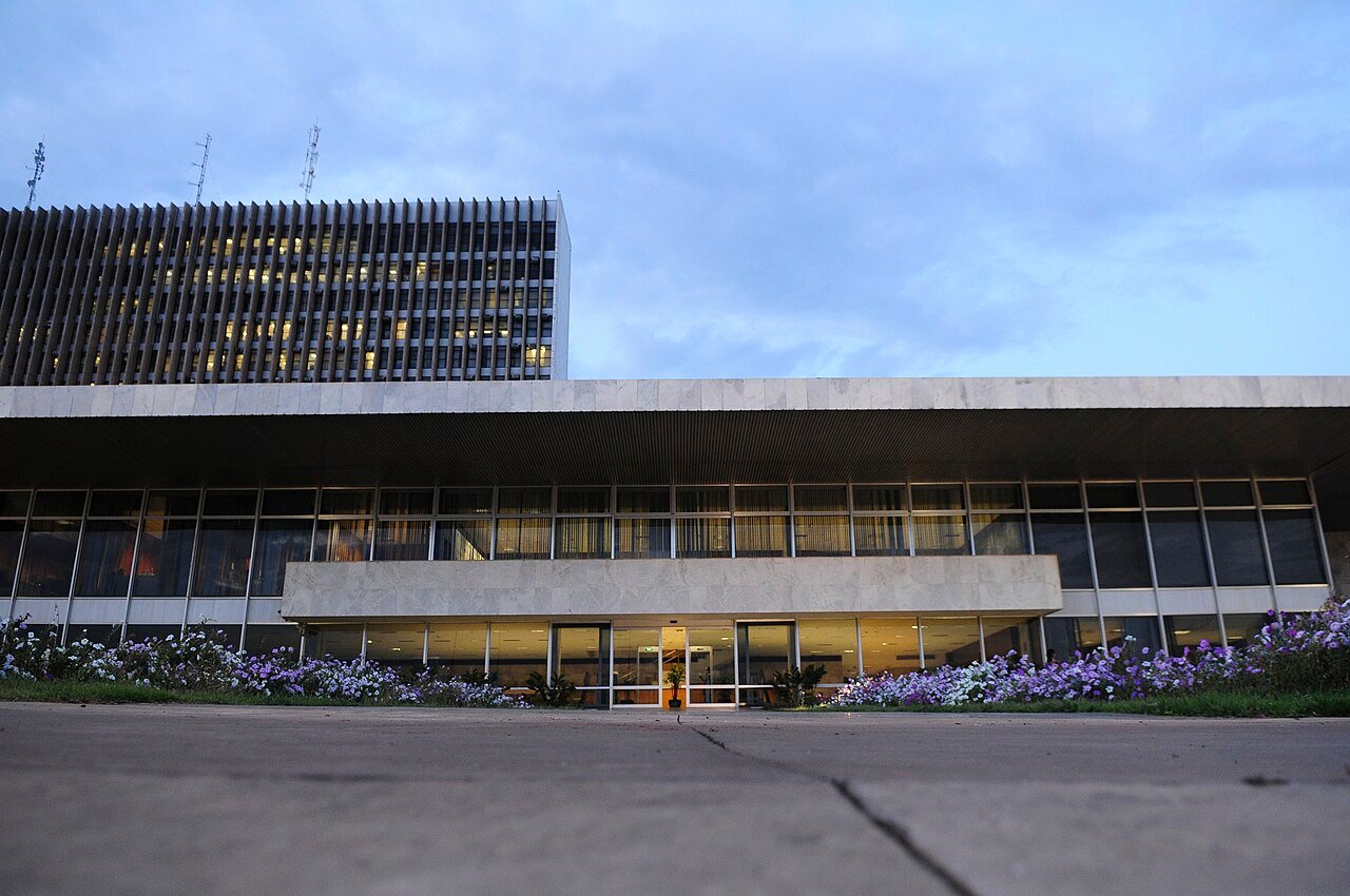 Fachada do Palacio do Buriti, sede do Governo do Distrito Federal, ao entardecer