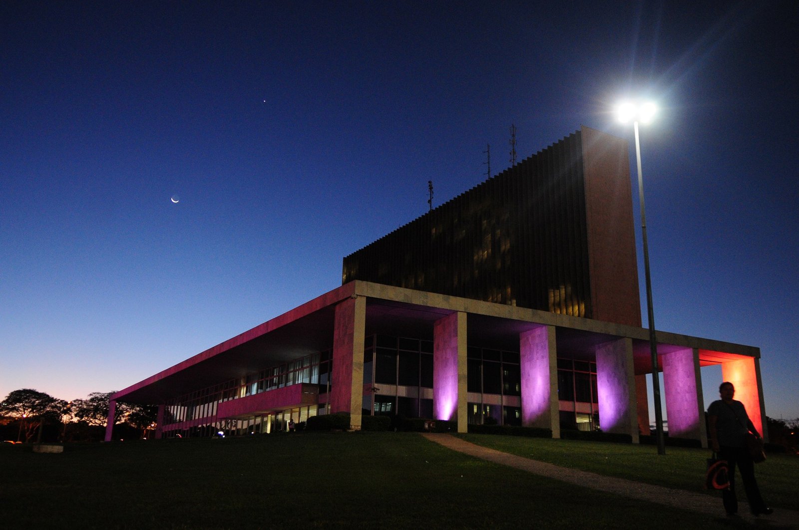 Palácio do Buriti, sede do governo do DF, iluminado em lilás no fim da tarde, cor da campanha contra a violência à pessoa idosa, em foto de arquivo de 2018