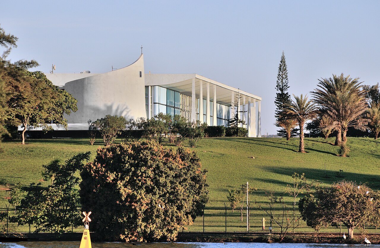 Palácio da Alvorada, em Brasília, visto do Lago Paranoá