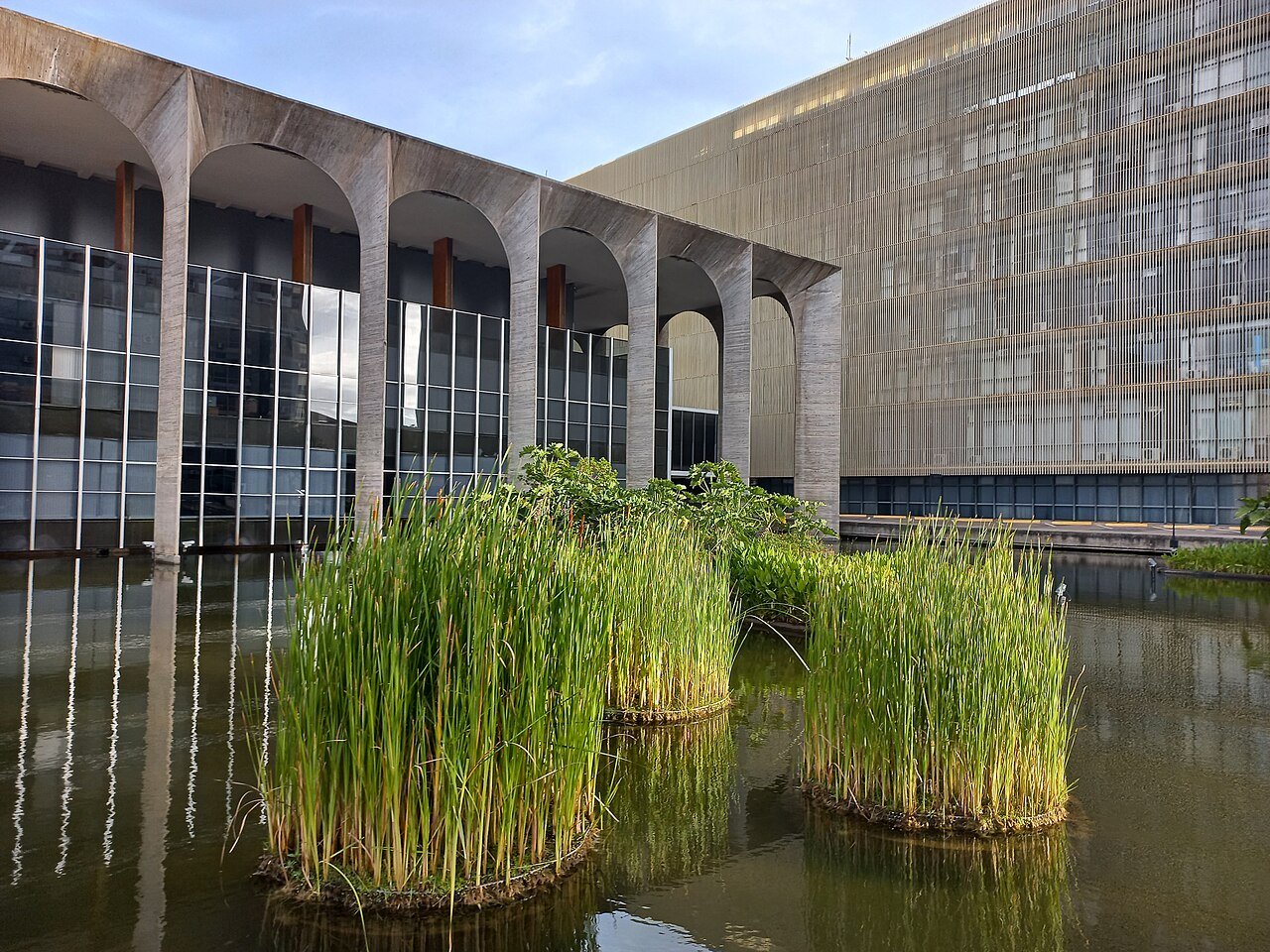 Fachada com arcos do Palácio do Itamaraty, em Brasília, vista do espelho d'água