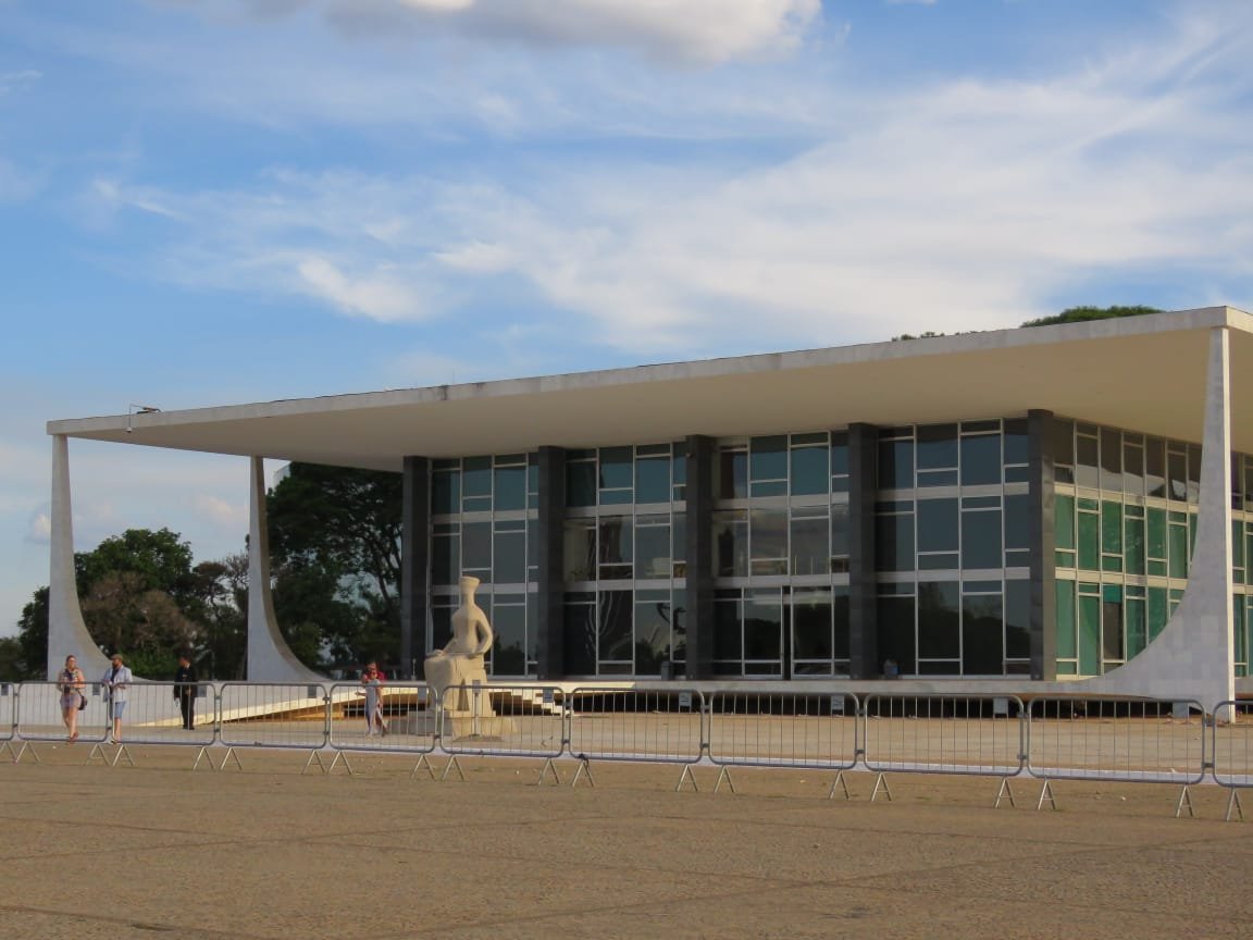 Fachada do Palácio do Supremo Tribunal Federal, na Praça dos Três Poderes, com a estátua da Justiça em frente