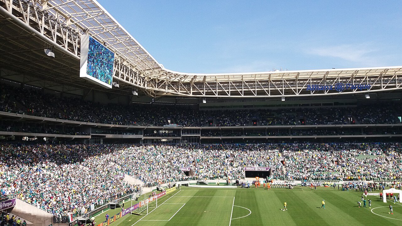 Arquibancadas lotadas e gramado do Allianz Parque, estádio do Palmeiras, em São Paulo, durante partida