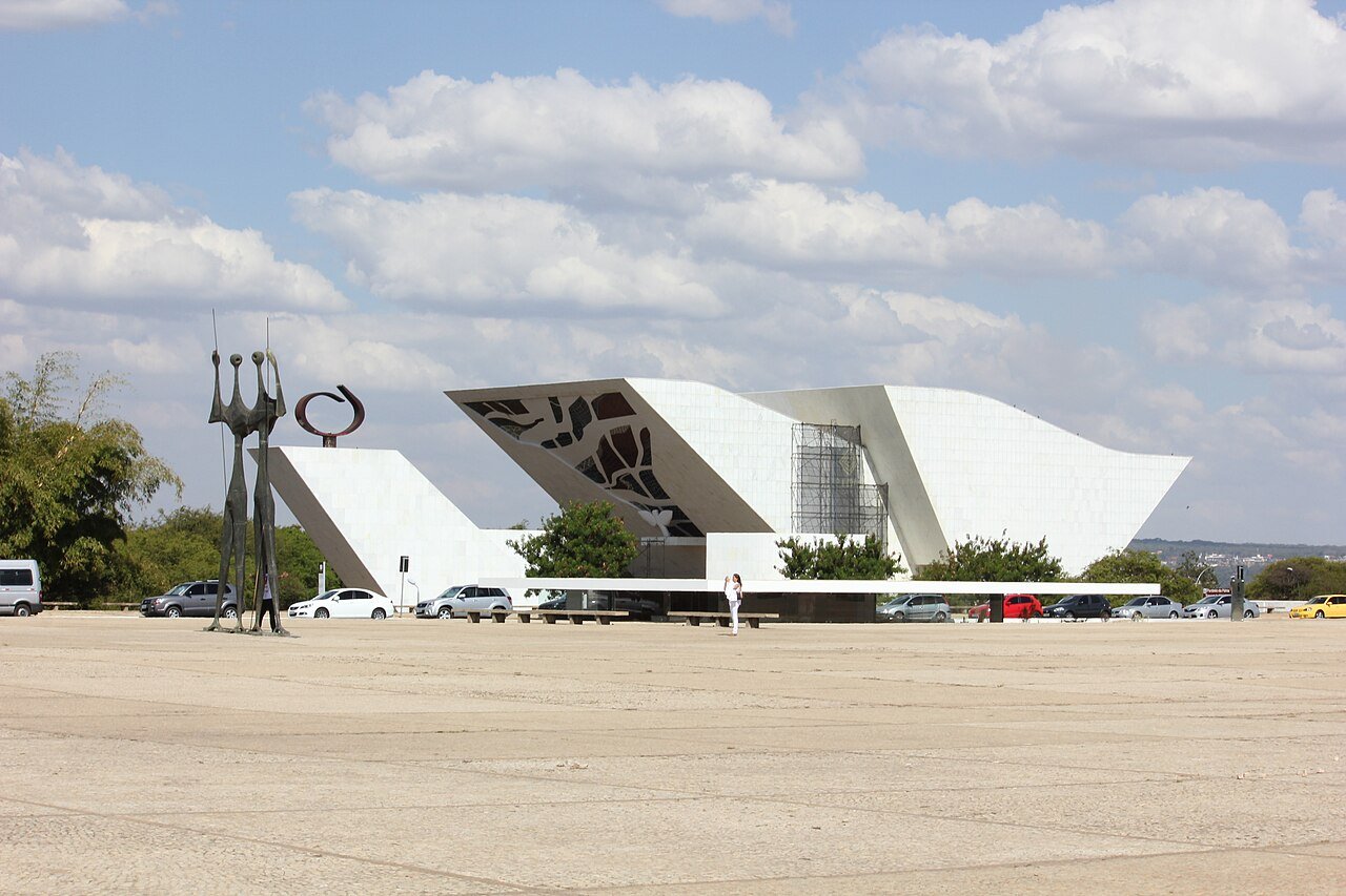 Panteão da Pátria Tancredo Neves, na Praça dos Três Poderes, em Brasília, com o monumento aos Candangos à esquerda