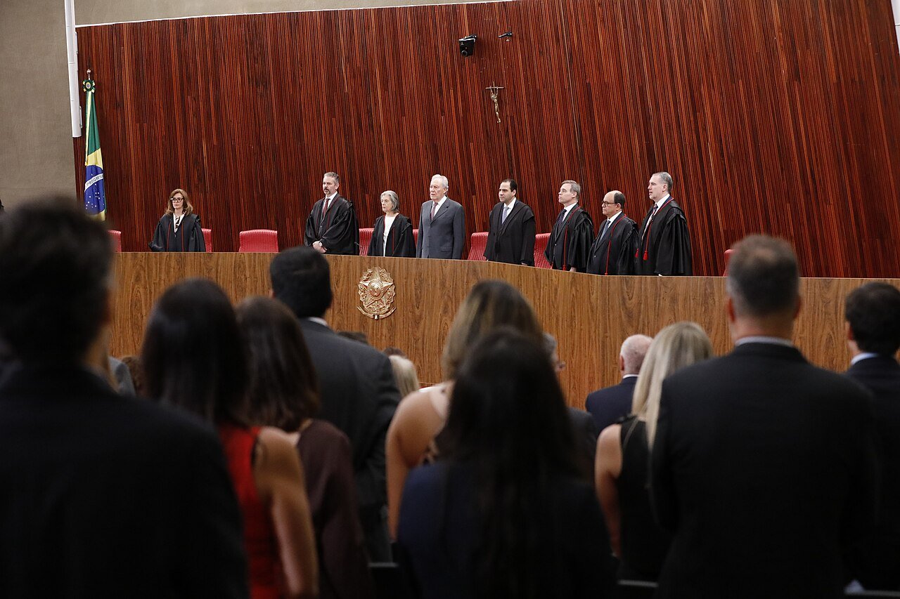 Ministros em pé no plenário do Tribunal Superior Eleitoral durante sessão solene