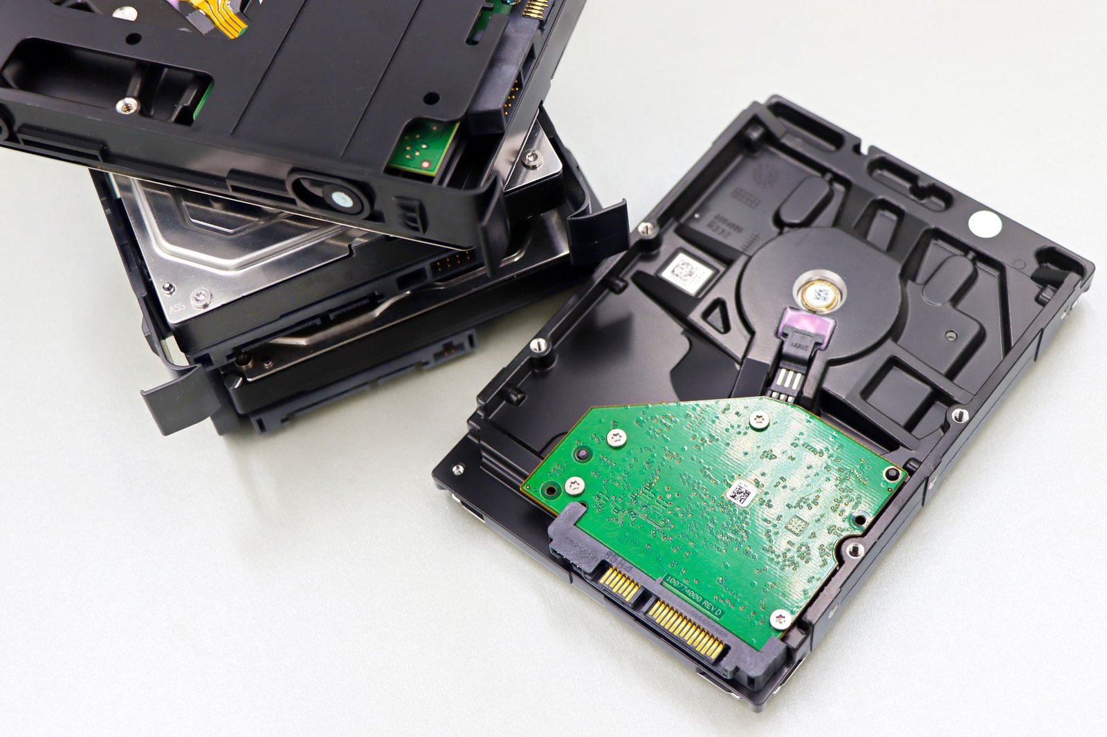 Discos rígidos de computador desmontados sobre uma superfície branca
