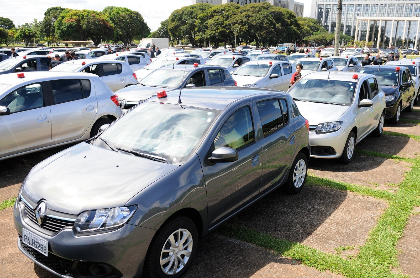 Viaturas descaracterizadas da Polícia Civil do DF estacionadas em Brasília