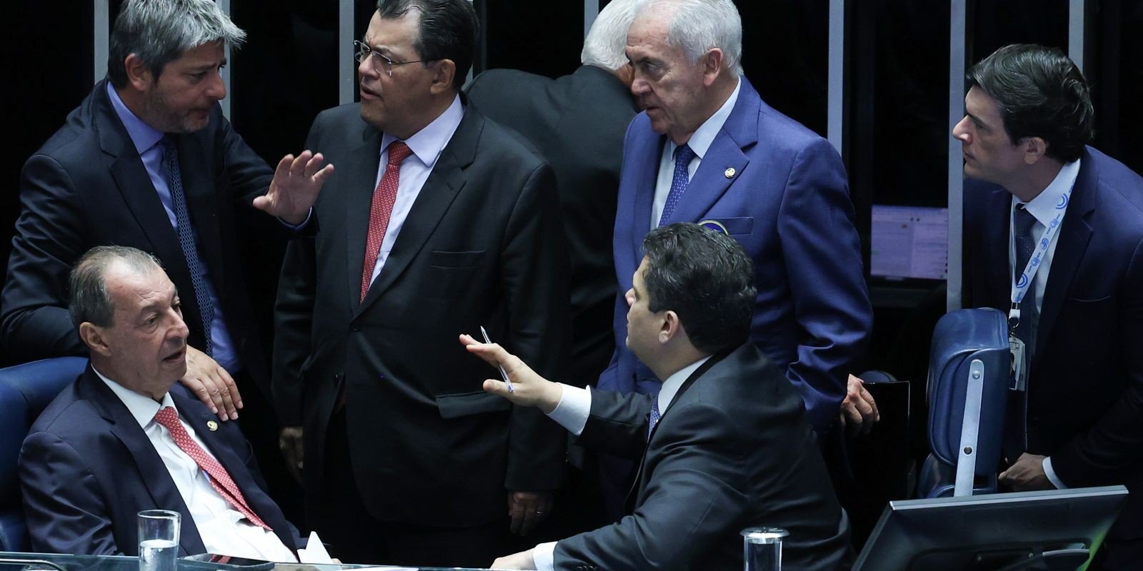 Senadores conversam junto à mesa diretora do plenário do Senado na sessão de 14 de outubro