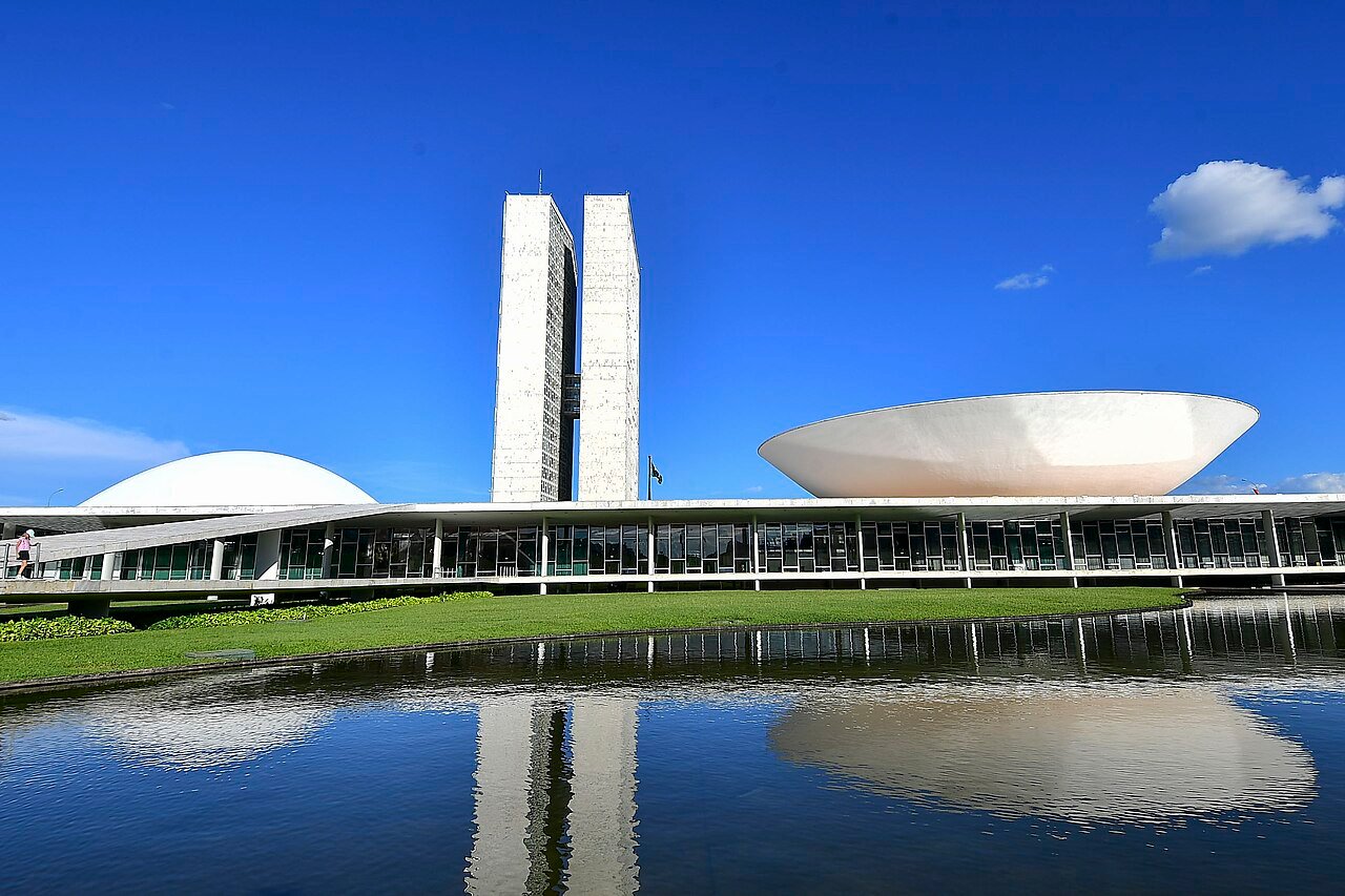 Fachada do Congresso Nacional em Brasília, com as cúpulas do Senado e da Câmara e o espelho d'água