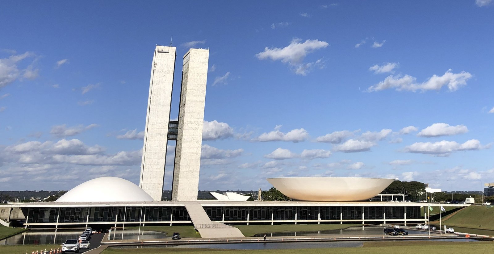 Palácio do Congresso Nacional, em Brasília, com as torres gêmeas e as cúpulas do Senado e da Câmara sob céu azul, foto de arquivo