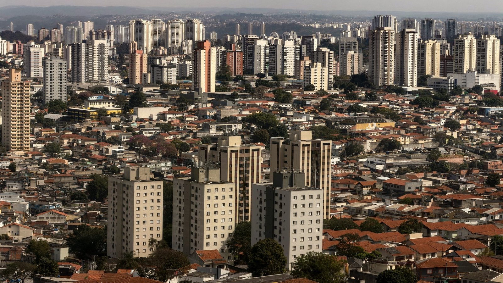 Vista aérea de prédios residenciais e casas em bairro de São Paulo; foto de arquivo ilustrativa