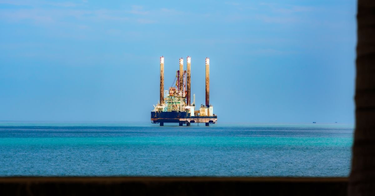 Plataforma de perfuração offshore ancorada em mar aberto sob céu azul