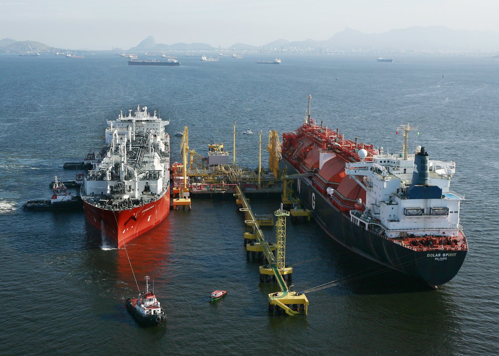 Dois navios de gás natural liquefeito atracados no terminal de regaseificação da Baía de Guanabara, no Rio de Janeiro