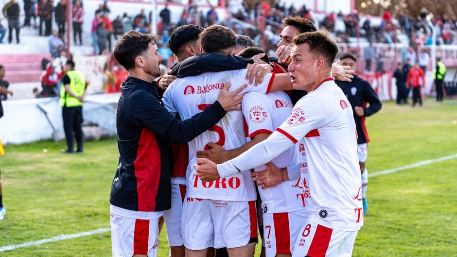 Disputa de bola entre jogadores de futebol em campo