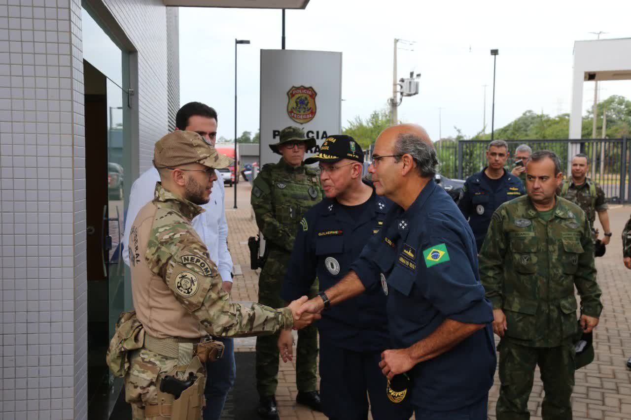 Entrada de unidade da Polícia Federal com placa e brasão da corporação