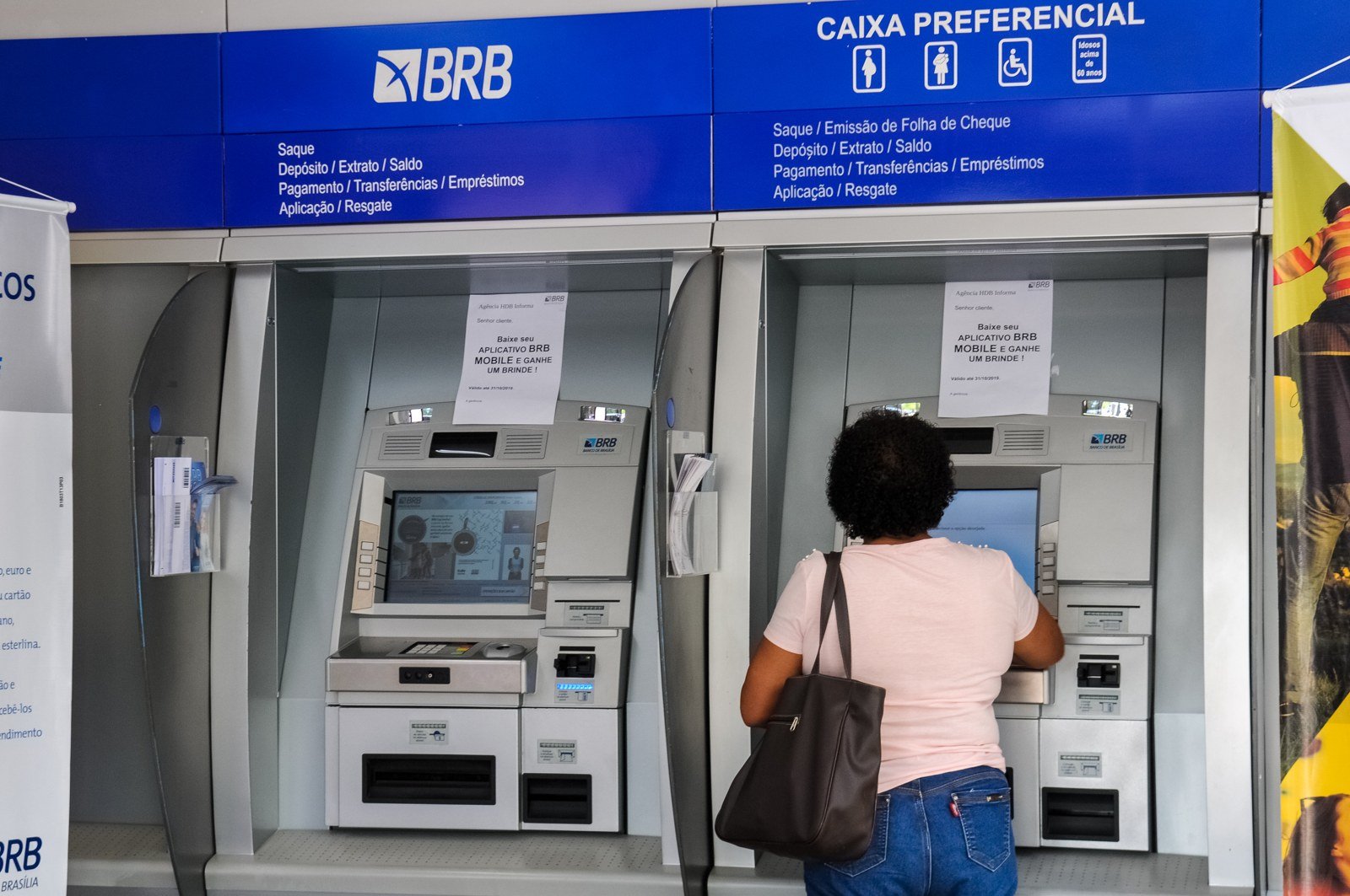 Cliente usa caixa eletrônico do BRB em agência do banco, em foto de arquivo